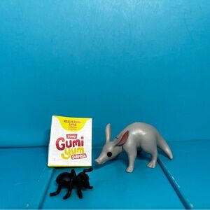 ⭐️ Zuru - Gumi Yum Surprise - Wildlife Series - Aardvark w/ ant accessory